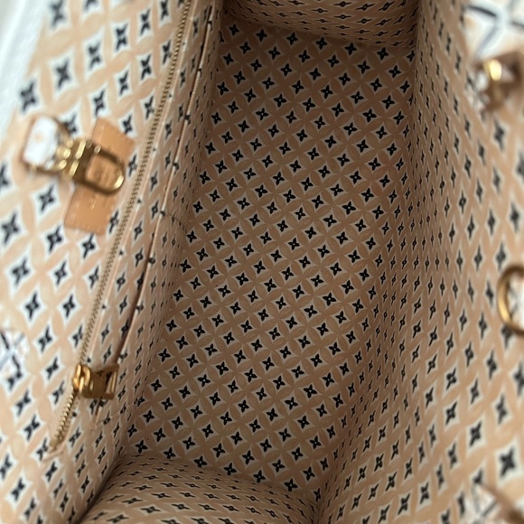 Louis Vuitton By the Pool OnTheGo MM Beige Monogram Giant Watercolor M22975 - Picture 9 of 11